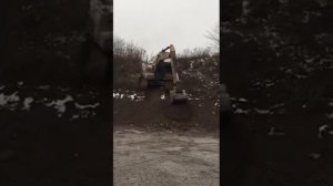 Экскаватор спускается с горы