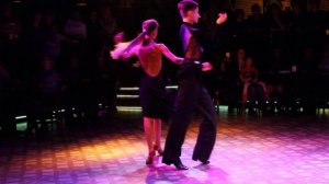 Румба в исполнении спортивной пары. Бальные танцы шоу номера Омск