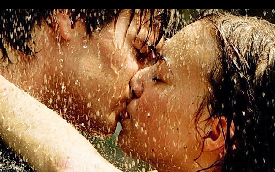 Shower mp4. Целуются под дождем. Мокрый поцелуй. Поцелуй под дождем. Поцелуй под дождем фото.