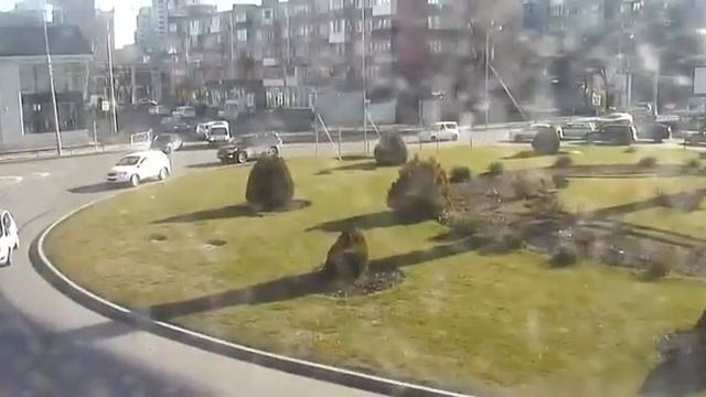 На ул. Красных Партизан в Краснодаре из автомобиля выпал хлеб смотреть онлайн