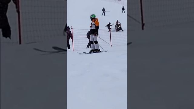 В Шерегеше неадекватный турист выехал на снегоходе на горнолыжную трассу