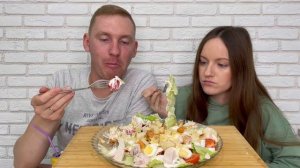 МУКБАНГ САЛАТ ЦЕЗАРЬ С КУРИЦЕЙ ГОТОВИМ САМИ ответы на вопросы Швепс Пепси MUKBANG CAESAR SALAD