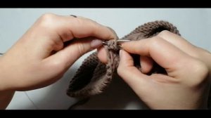 Как связать теплую шапку спицами. Женская шапка спицами. Интересный узор для шапки.