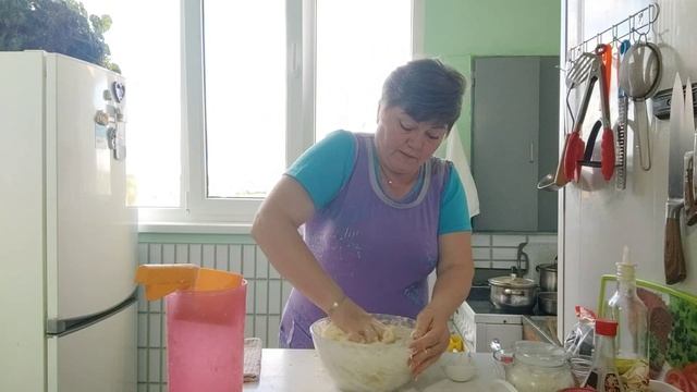 В сегодняшнем меню домашние голубцы и булочки злобные с изюмом и маком. смотреть онлайн