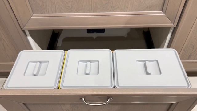 Проект элегантной кухни в стиле современная классика. Натуральная мебель, функциональные решения