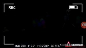 Той чика засоовает охранника в свой костюм