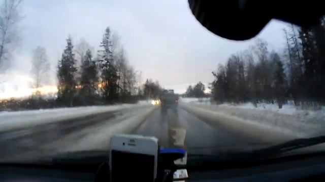 Плохая дорога. Занесло на скользкой дороге. Опасный обгон смотреть онлайн