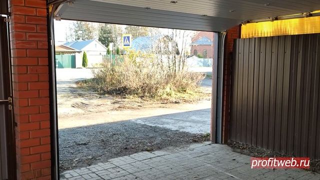 Секционные ворота под навесом / Гаражные автоматические подъемные ворота Дорхан RSD02 / DoorHan