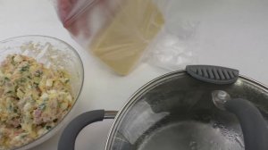 Отправляем сыр в кипяток и взбиваем масло для начинки / Готовим сырный рулет на закуску