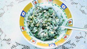 Салат с авокадо, кукурузой, ветчиной и маринованным огурцом