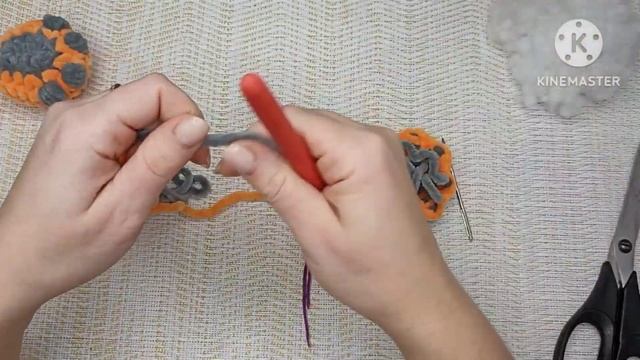 Видео мастер-класс Лапка Котика - вязаный крючком брелок из остатков плюшевой пряжи