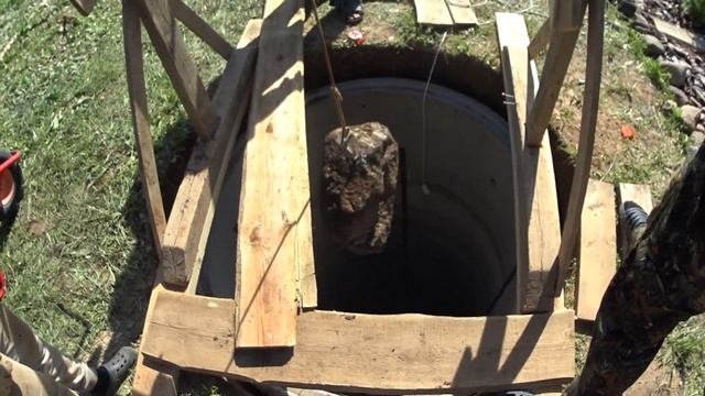 3 день копаем нестандартный колодец начались камни