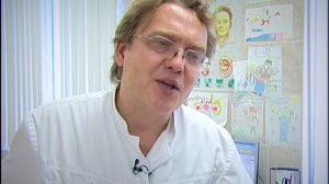 Ребенок засунул игрушку в нос или ухо? Что делать?