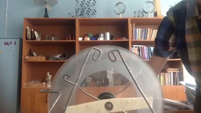 Электрофорная машина в работе.