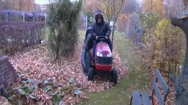 Мини трактор Craftsman "косит" листву! смотреть онлайн