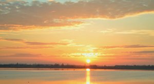 Закат. Облака на закате. Отражение на водной глади. Таймлапс-видео. Full HD 60fps.