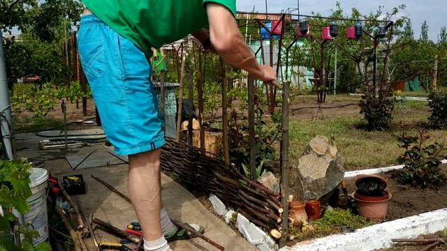 Как из ничего сделать забор. Плетём украинский тын (плетень).
