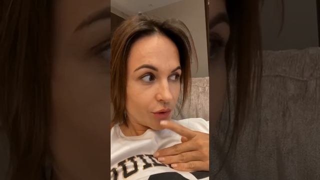 Смешные видео I Папа маму по огороду таскал! Вот младшая выдала
