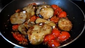 Баклажаны с жареными помидорами и кунжутом. Просто, быстро, вкусно.