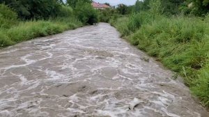 Малый Салгир в Симферополе после дождя. Стихия бушует. Выход из берегов.