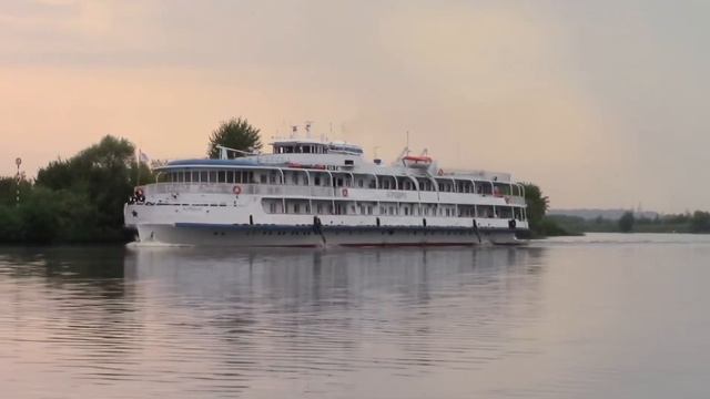 Теплоход "Бородино" идет по живописной Москва-реке! ?? смотреть онлайн