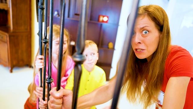 ? TURUL CASEI MELIMI ? Clovnii au găsit camera SECRETĂ ? смотреть онлайн