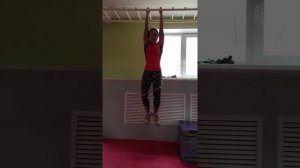 Подъем ног или согнутых  коленей  в висе на перекладине. Тренировка в студии SportFun.