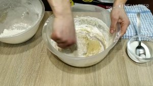 Жареные сладкие пончики на дрожжах с начинкой !