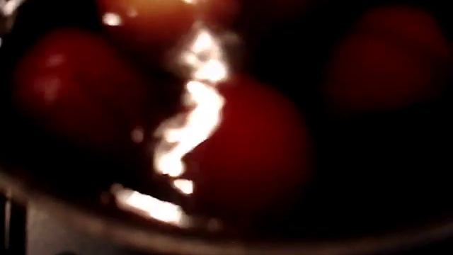 Домашние хлопоты.Как покрасить яйца в луковой шелухе. смотреть онлайн