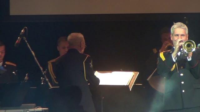 Уходит рыбак в свой опасный путь.mp4