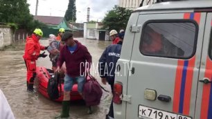 В пгт Комсомольское спасатели перевозят людей на лодках.mp4