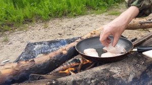 РЫБУ ГОТОВЛЮ ТОЛЬКО ТАК! Жареная рыба в сковороде на костре!!!