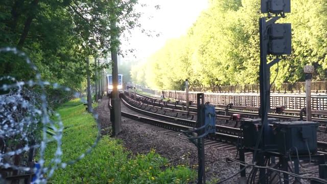 "Недовольная прохожая!" Электропоезда 81-740/741 "Русич" HD смотреть онлайн