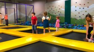 ДЕТСКИЙ ПАРК РАЗВЛЕЧЕНИЙ / ДЕТИ ИГРАЮТ И ПРЫГАЮТ НА БАТУТЕ / CHILDREN'S PLAY CENTER