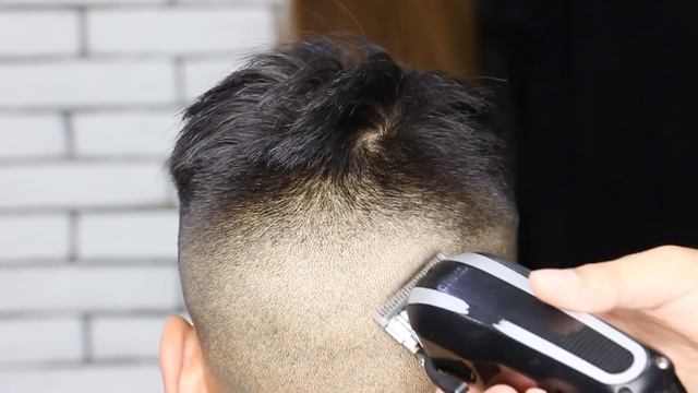 The barber first damaged his hair, then cut it! interesting men's haircut смотреть онлайн