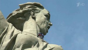 Масштабную реконструкцию памятника "Родина-мать" в Волгограде ведут с помощью альпинистов