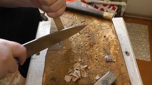 Насадка молотка на рукоять. Замена железного клина на буковый.