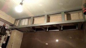 короб из гипсокартона с необычным каркасом.
