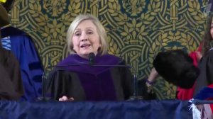 Хиллари Клинтон пришла на выпускной Йельского университета с шапкой-ушанкой