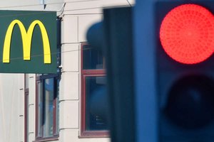 McDonald's временно закрывает офисы в США | новости