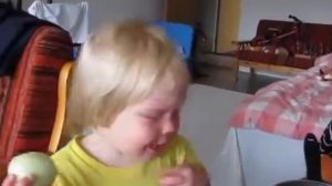 Маленькая девочка кушает лук)