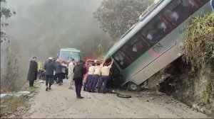 Автобус с пассажирами на полной скорости вылетел с горной трассы в Перу