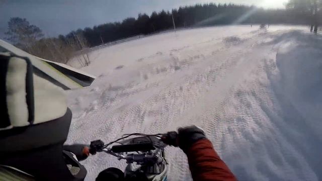 Зимние покатушки на мотоцикле-Езда по лесу зимой смотреть онлайн