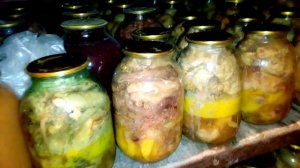 Яблоки мочёные в баке .Запасы нашего погреба в деревне.