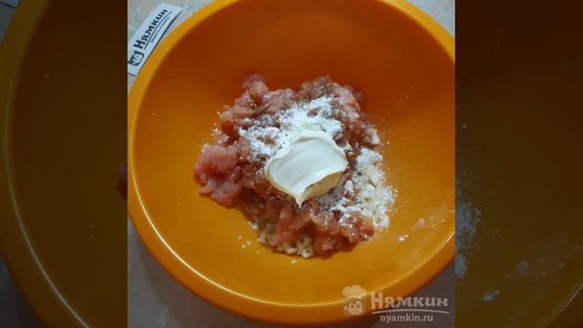 Оладьи из куриного филе кусочками со сметаной и крахмалом
