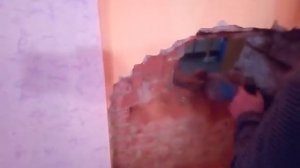 Разрушаю стену отбойным молотком