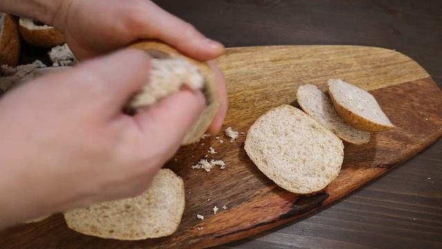 Куриная печень со сливками в хрустящих чесночных булочках!!!