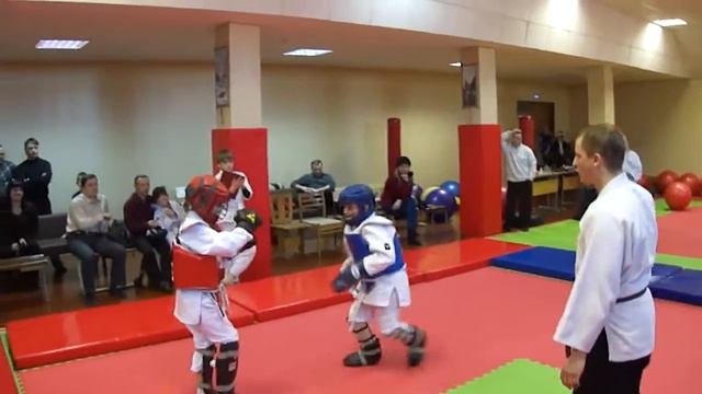 Бой 2. Никитин Денис (кр) - Осокин Никита (син).MP4 смотреть онлайн