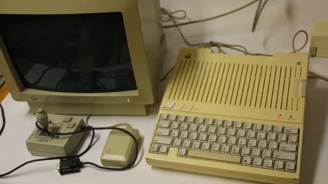 Apple IIc, monitor, mouse and joystick смотреть онлайн
