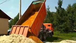 Разгрузка песка самосвалом.